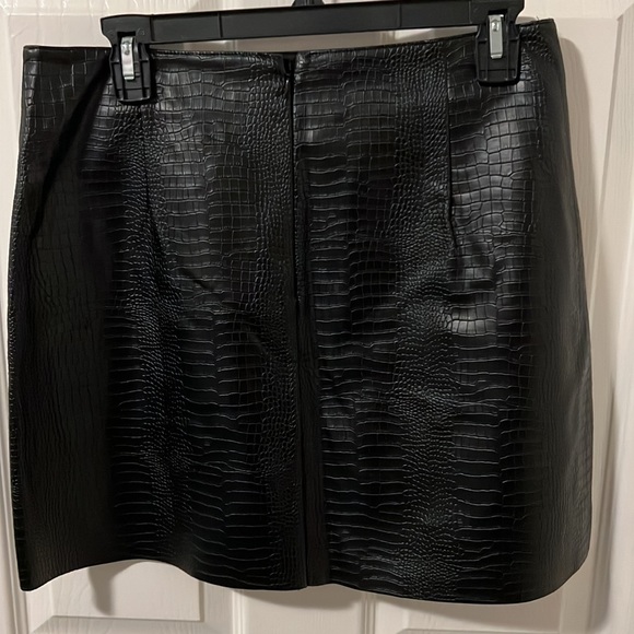 Express Black Snakeskin Skirt- BRAND NEW WITH TAGS - Picture 3 of 4